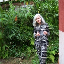 Oksana, en el jardín de su casa en Caracas