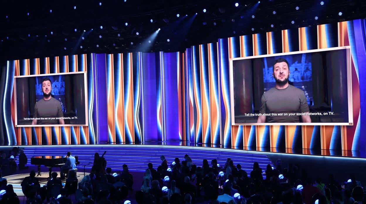 Momento en que el presidente de Ucrania, Volodimir Zelenski, intervinó en la gala de los Grammys
