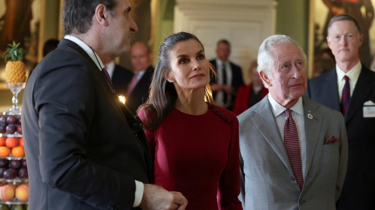La Reina y el Príncipe Carlos durante la visita