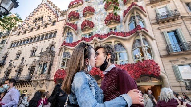 Libreros y editores prevén un Sant Jordi histórico con ventas similares a las de antes de la pandemia