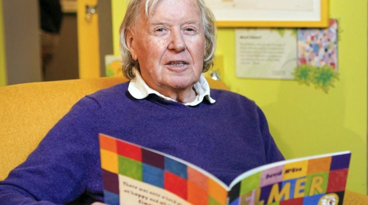 David McKee con su famoso libro 'Elmer'