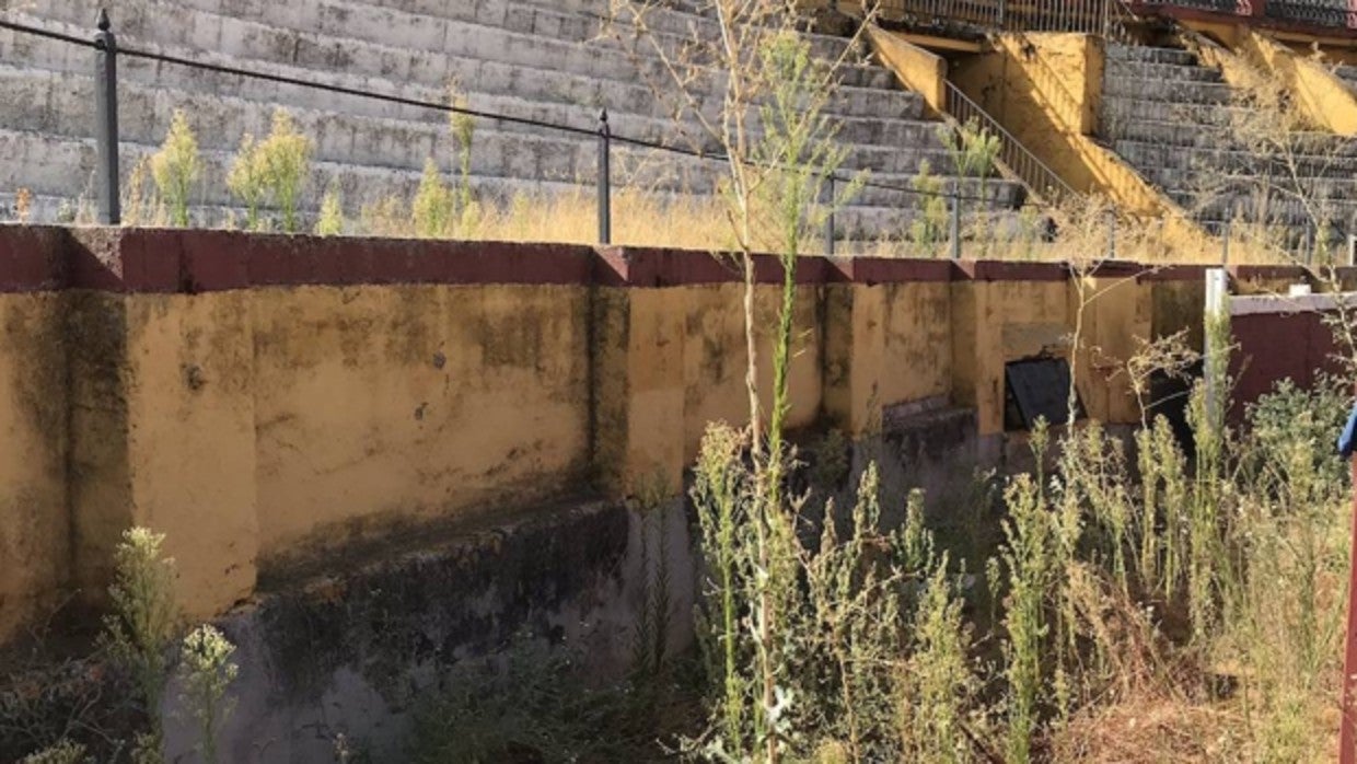 Las gradas y el callejón de la plaza mostraban una imagen deplorable