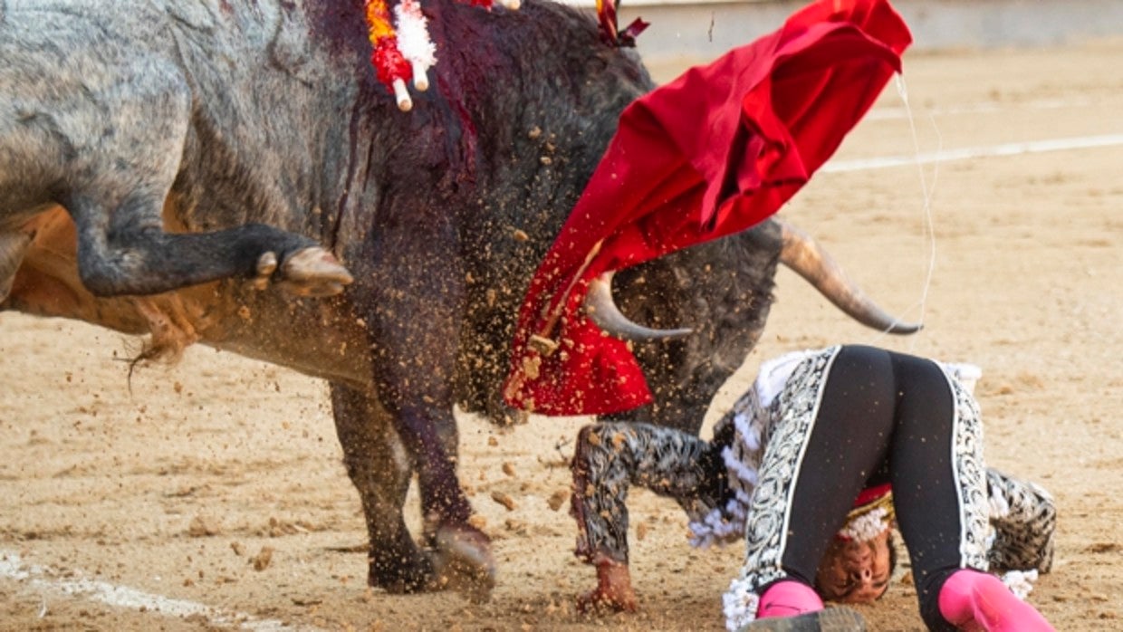 Emilio de Justo fue prendido mientras entraba a matar al primer toro de Pallarés