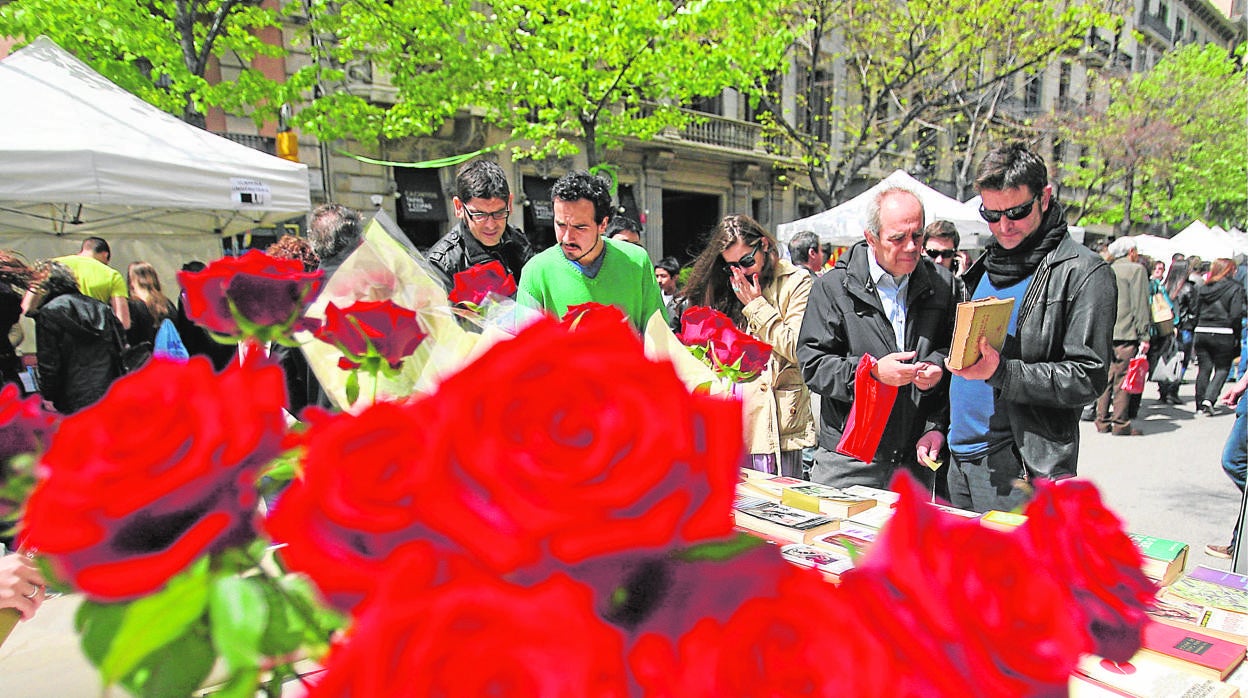 Sant Jordi retoma el pulso de la calle sin restricciones