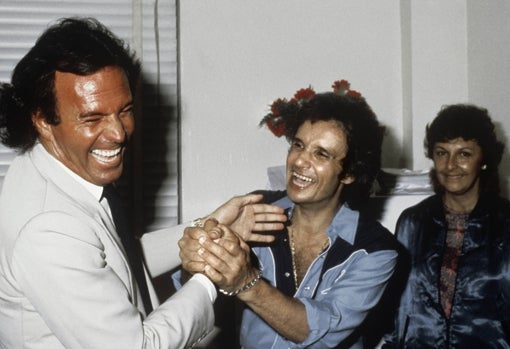 Iglesias, en 1985, con Roberto Carlos