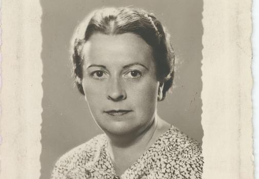 Elena Fortún, retratada en 1935