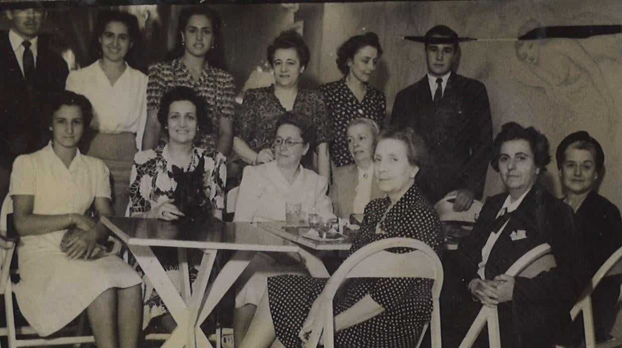 Elena Fortún, con las amigas que hizo durante su exilio en Buenos Aires, entre ellas Victorina Durán e Inés Field, en un salón de té