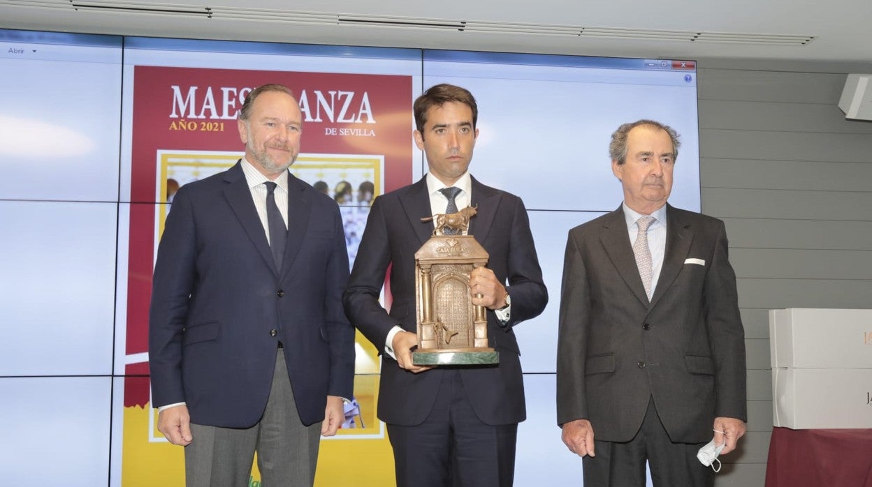 El presidente de la Caja Rural le entregó el galardón al apoderado de Morante, Pedro Jorge Marques