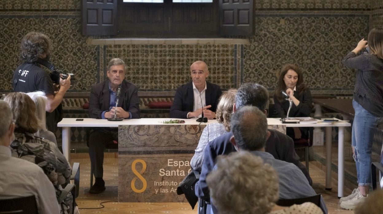 Víctor Pérez Escolano, Antonio Muñoz y Charo Ramos, ayer en el Espacio Santa Clara