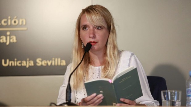 Bárbara Alí ha recogido en Sevilla el Premio Unicaja de Poesía por su obra 'Memoria fantasma'