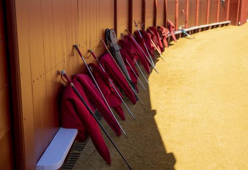 Muletas y estoques en la plaza de toros de Sevilla