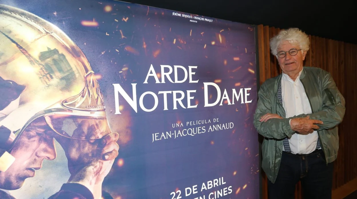 Jean-Jacques Annaud delante del cartel de su nueva película
