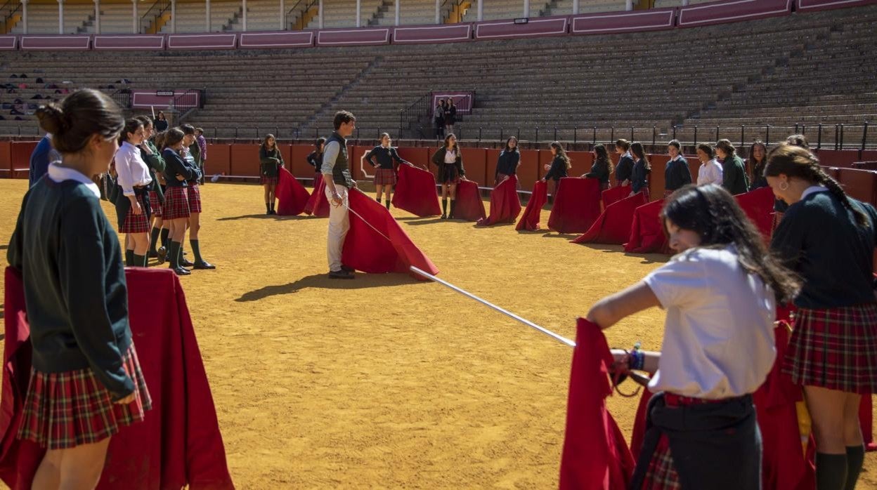 Alumnas de un colegio sevillano aprenden a manejar la muelta