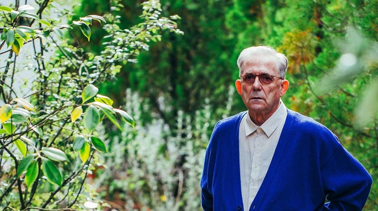 Joaquim Manuel Magalhães nace en Peso da Régua, Portugal, en 1945