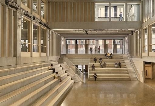 Patio en el centro universitario Town House, en la Kingston University de Londres, obra de Grafton Architecs