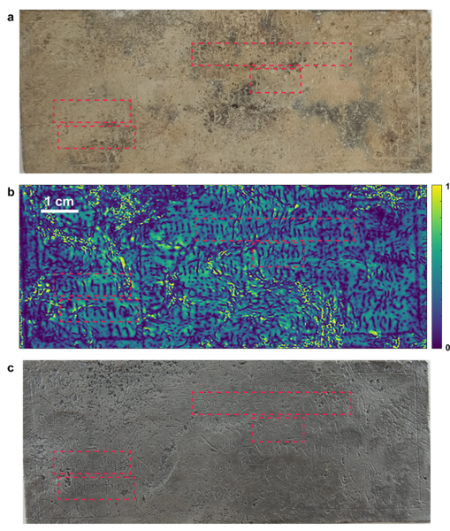 Comparación de la inscripción en la cruz original antes de la eliminación de la corrosión (a), la imagen final de terahercios después del procesamiento posterior (b) y la cruz después de la eliminación de la corrosión (c).