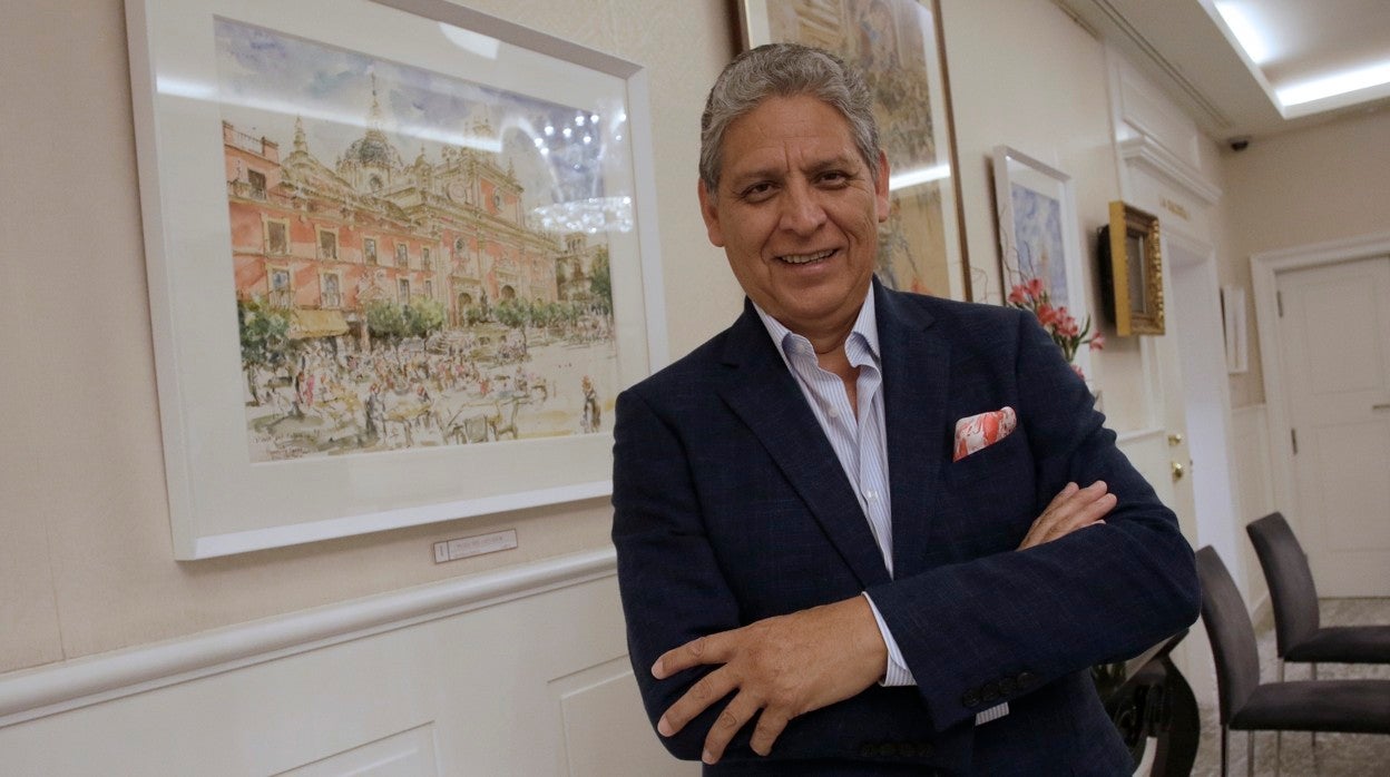 Humberto Parra durante la inauguración de su exposición en el Hotel Colón