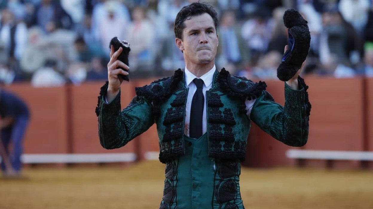 Daniel Luque, paseando la oreja del primer toro de su lote