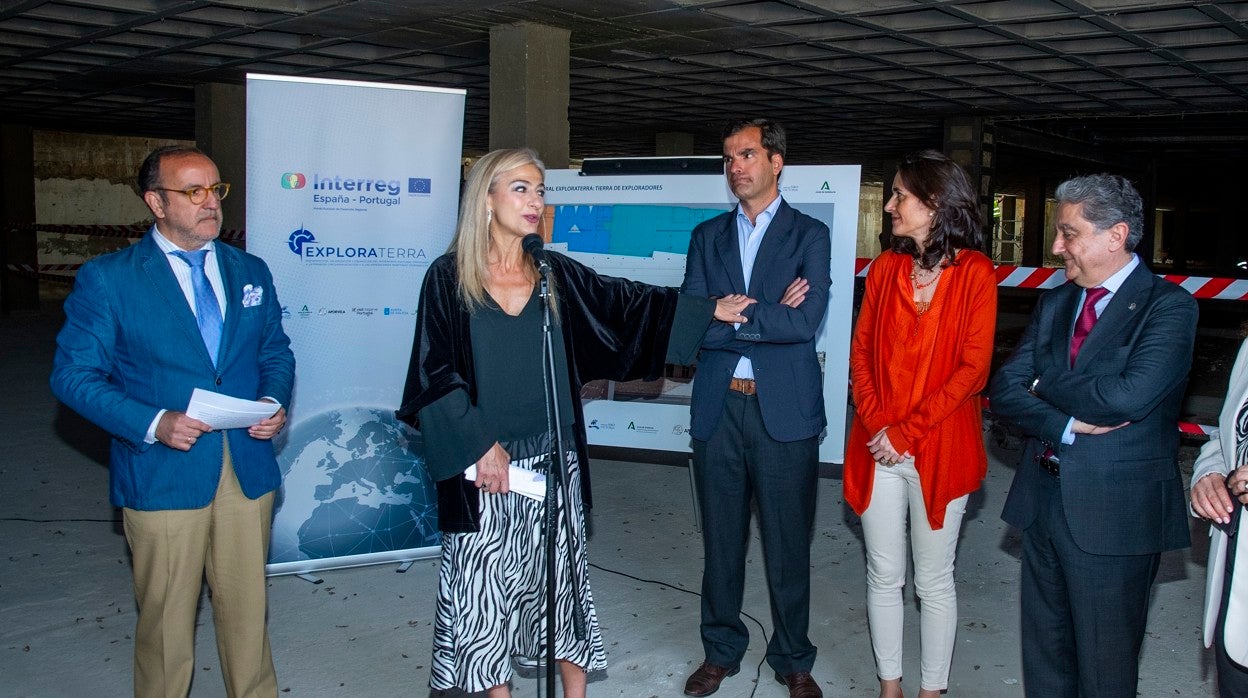 Francisco Páez, Patricia del Pozo y José Fernández de Cabo, entre otras autoridades, en el acto de la primera piedra