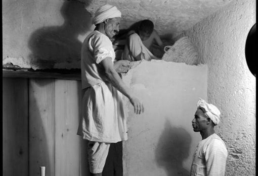 Harry Burton. Eliminación del muro entre la antecámara y la cámara funeraria de la tumba de Tutankamón