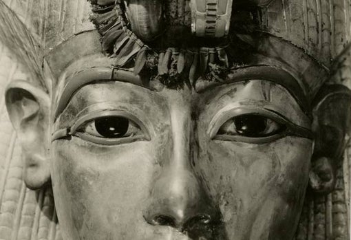 Harry Burton. Una pequeña guirnalda con hojas de olivo, sobre la insignia real de la cobra en la frente del faraón en el ataúd exterior de Tutankamón