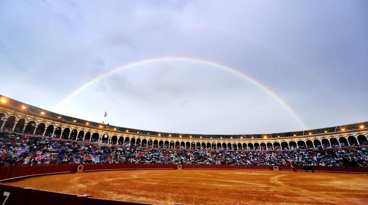 Arco iris sobre la plaza de toros de la Maestranza