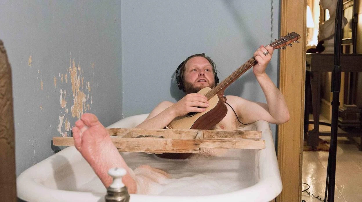 El artista Ragnar Kjartansson, en una bañera, es la imagen de uno de los vídeos de la instalación 'The Visitors'.