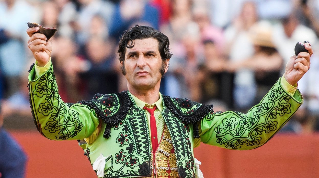 Morante, con las dos orejas que le arrancó al cuarto de la tarde