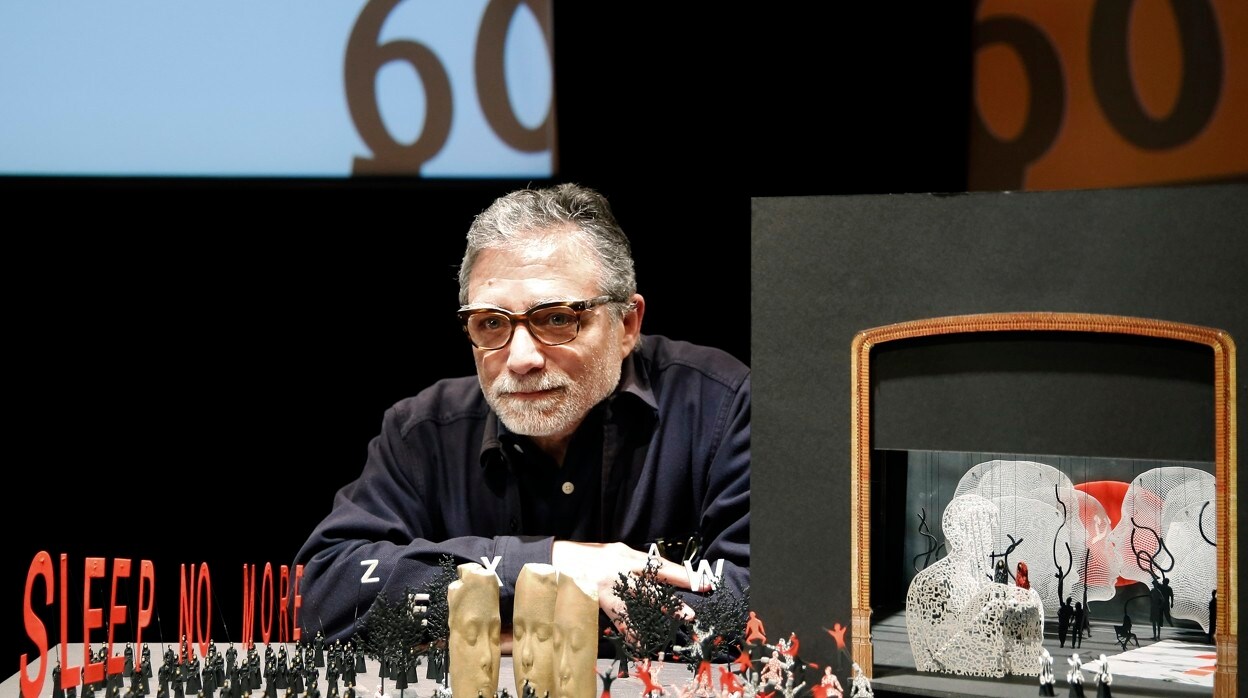 Jaume Plensa posa junto a una maqueta de su diseño de escena para 'Macbeth'
