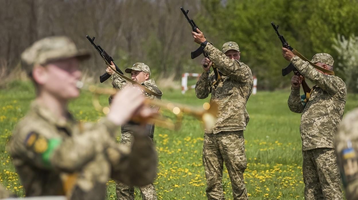 Soldados ucranianos lanzan salvas en honor a los compañeros caídos