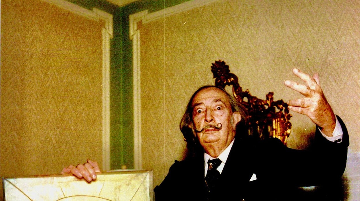 Salvador Dalí, fotografiado con la escultura de cera original utilizada para crear sus esculturas del 'Cristo de San Juan de la Cruz'
