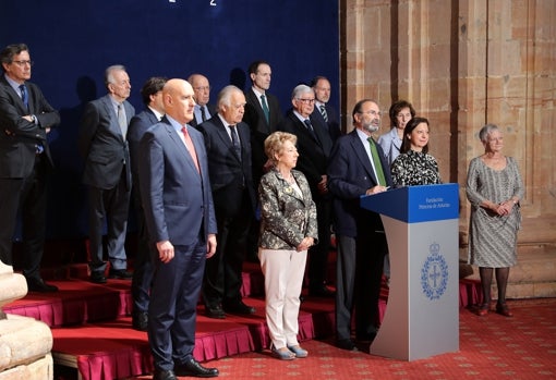El jurado del Premio Princesa de Ciencias Sociales 2022, presidido por Emilio Lamo de Espinosa (3d), durante la lectura del acta del jurado que otorga el galardón de esta edición al arqueólogo y antropólogo mexicano Eduardo Matos Moctezuma