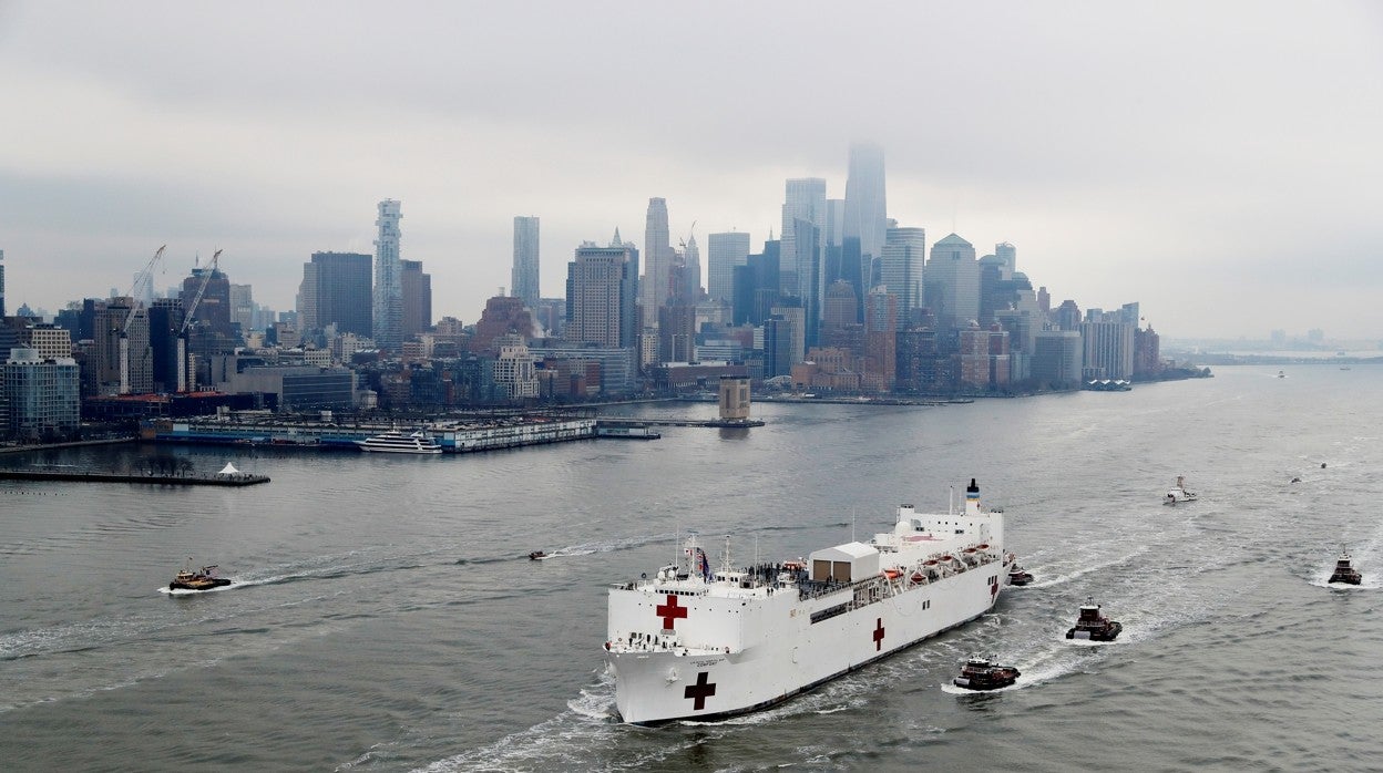 Un barco hospitalario llega a Nueva York a finales de marzo de 2020, al comienzo de la pandemia