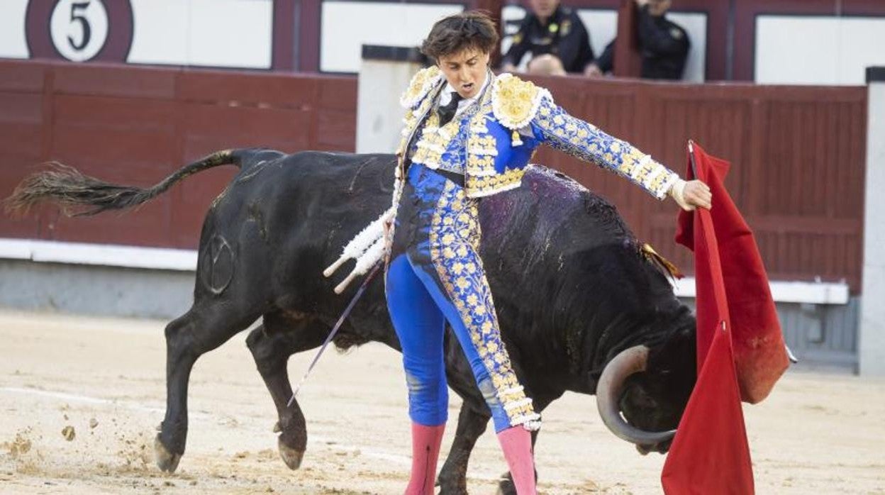 Roca Rey, en un pase cambiado por la espalda al sextos