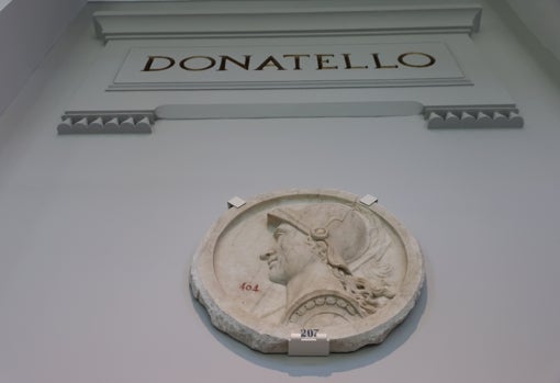 Donatello, uno de los escultores cuyo nombre aparece en cartelas de yeso en la pared de la galería