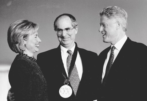 Philip Roth, con los Clinton, en 1988, tras recibir la Medalla Nacional de las Artes en la Casa Blanca