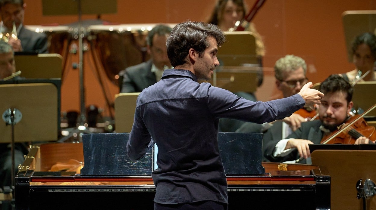 Juan Pérez Floristán dirigiendo a los músicos de la Sinfónica