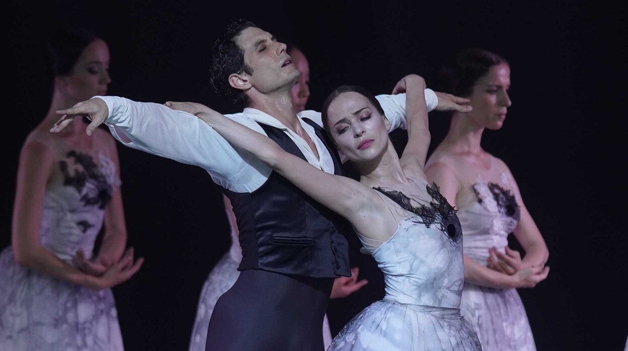 Alessandro Riga y Katja Khaniukova, en el segundo acto de 'Giselle'
