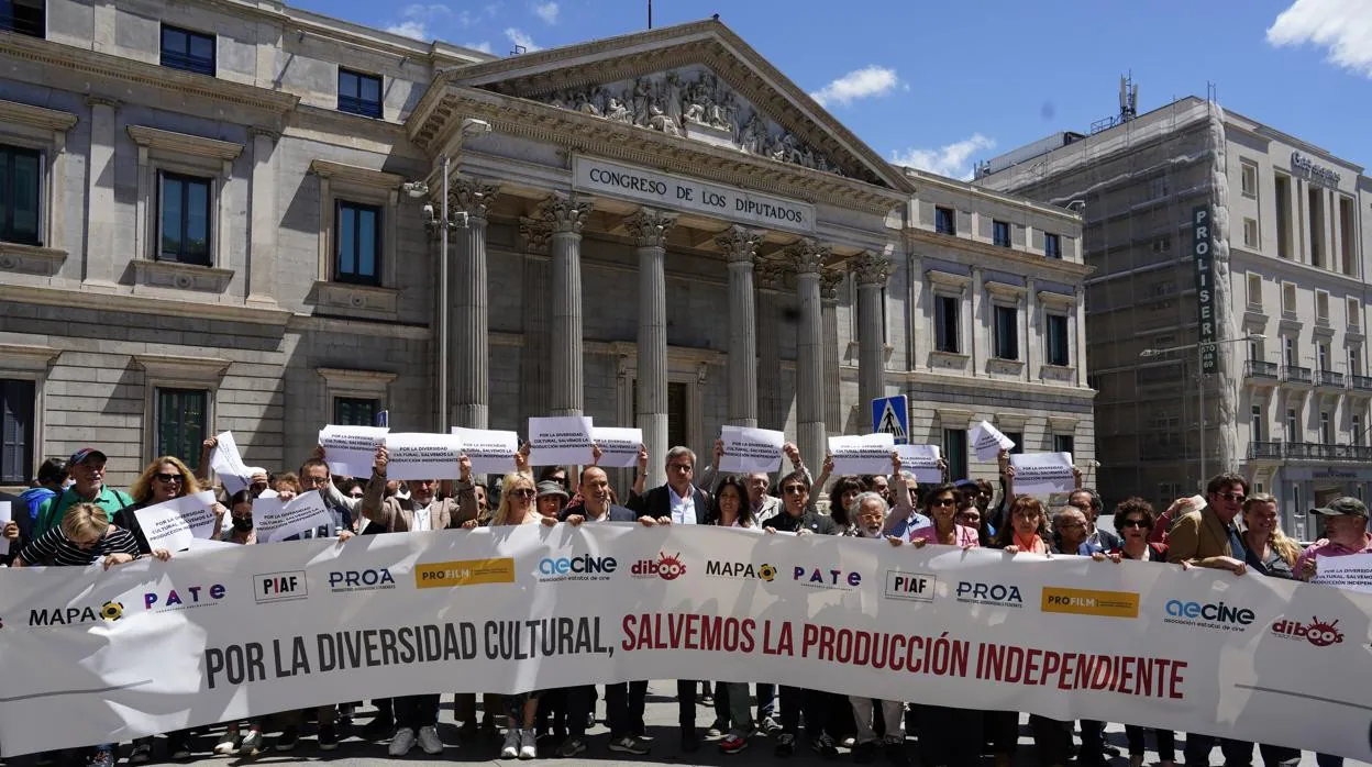 Protesta, en la puerta del Congreso, de los productores independientes contra la ley audiovisual del PSOE