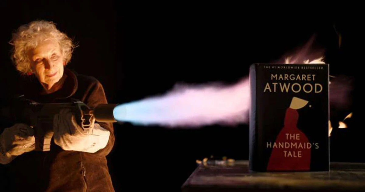 Margaret Atwood responde a la prohibición de libros con una edición resistente al fuego de &#039;El cuento de la criada&#039;