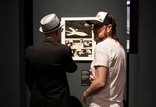 Dos visitantes observan el Hergé más valioso de la exposición