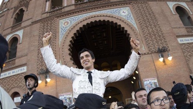 A hombros el clasicismo de Ángel Téllez