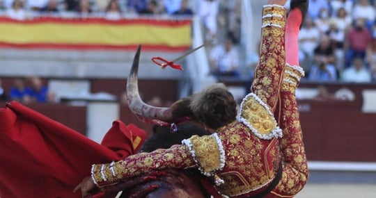 Momento de la cornada a Román