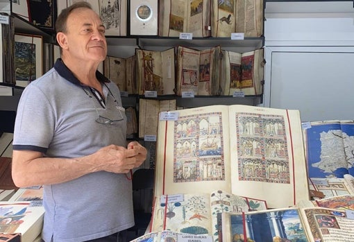 José Antonio Valladares, responsable de la caseta Testimonio Compañía Editorial, donde se venden facsímiles de auténticas joyas de la literatura