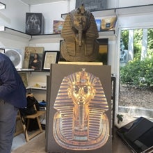 La escultura de Tutankamón que acompaña a una edición limitada sobre el faraón