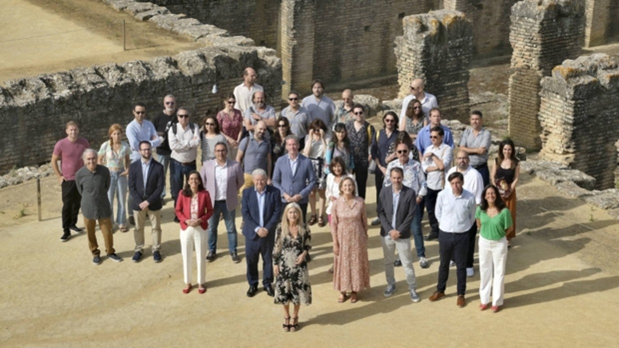 La consejera Patricia del Pozo, ayer en Itálica junto a representantes de las compañías participantes