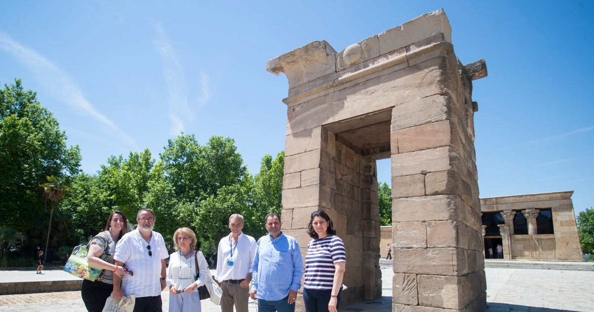 De derecha a izquierda, Rasha Ismail, Hisham El-Leithy, Alfonso Martín Flores, Carmen Pérez Die y José Ramón Pérez Accino junto con su esposa Cristina Pellejero
