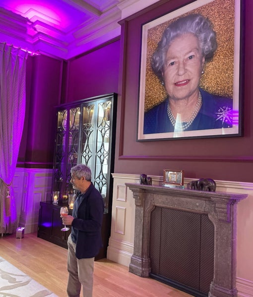 Harry Handelsman, dueño del St Pancras Renaissance Hotel, en la Suite Royal con un cuadro de Isabel II, por la australiana Polly Borland