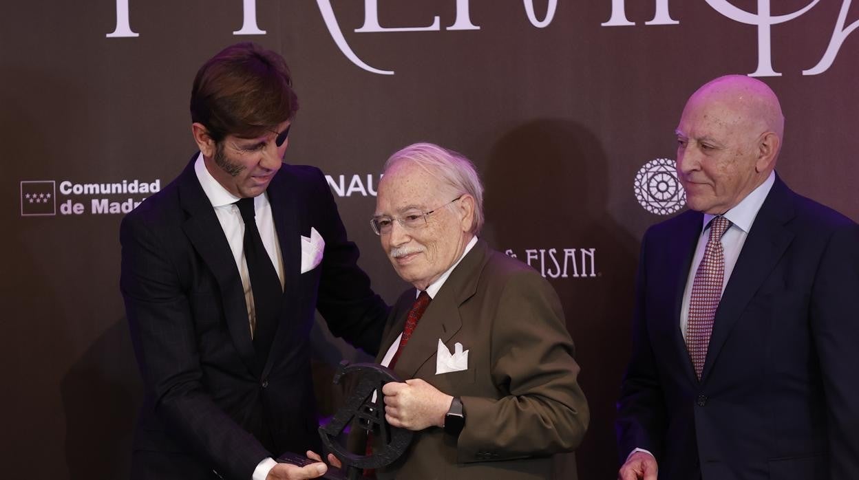 El diestro Juan José Padilla entrega el XII premio Taurino ABC a los cirujanos jefe de las plazas de toros de Zaragoza, Carlos Val-Carreres (c), y de Las Ventas, Máximo García Padrós (d), este miércoles en Madrid