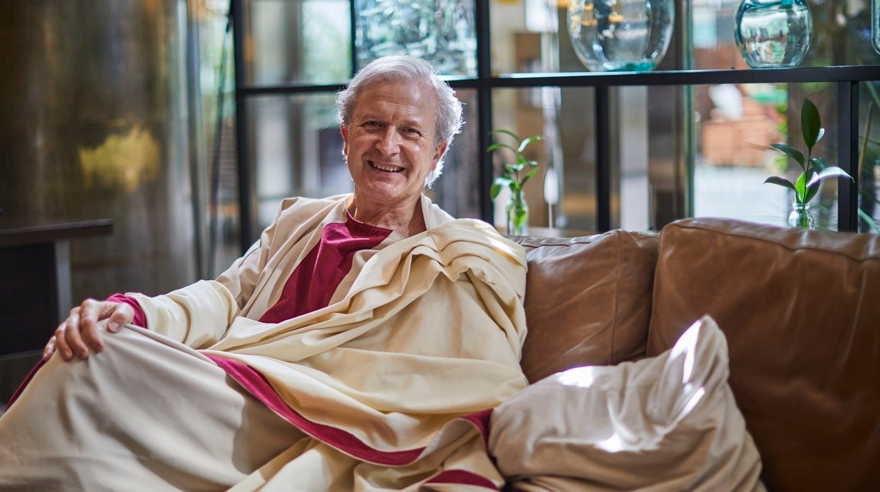 Emilio del Río posa con su túnica romana en Madrid